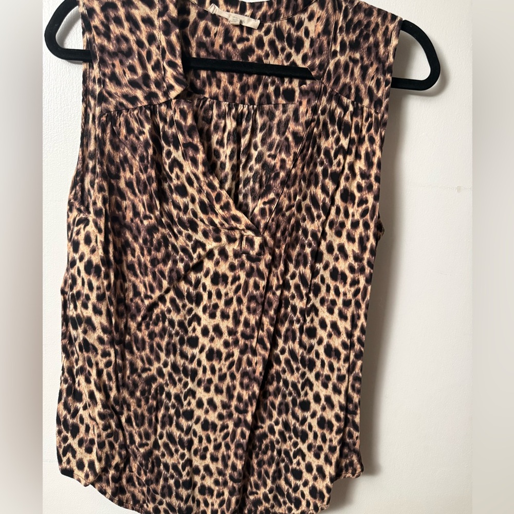 Hawthorne Leopard Print Sleeveless Top with V-neck.